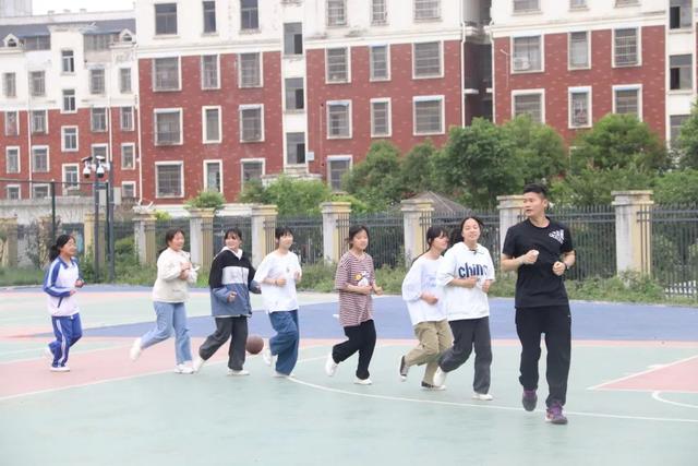 展体育风采,展风采促交流共成长