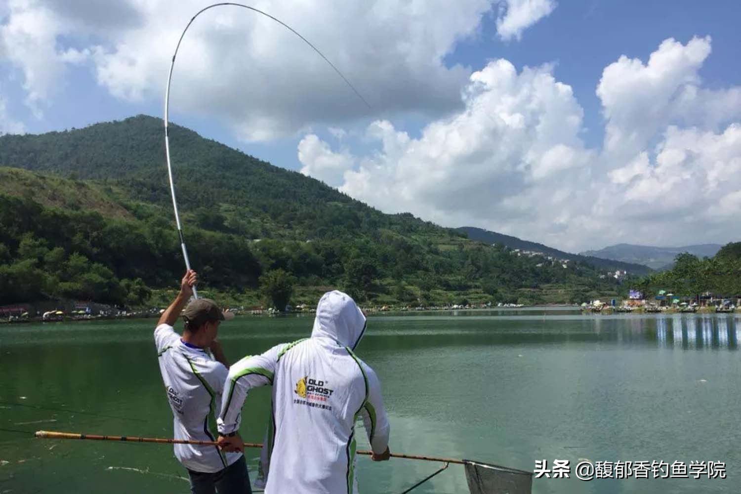 野钓怎么知道河底有浆层,钓点有鱼怎么解决
