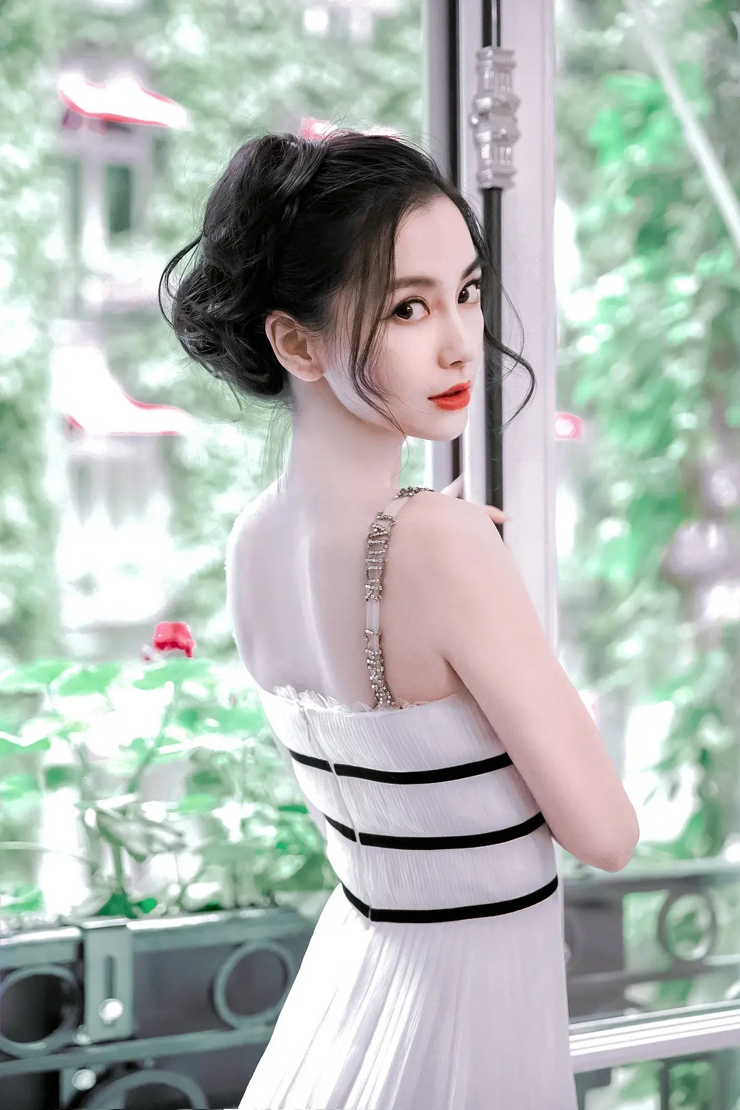 天生的美人胚子，脸上一般具有4个特征，淡妆浓妆都很好看