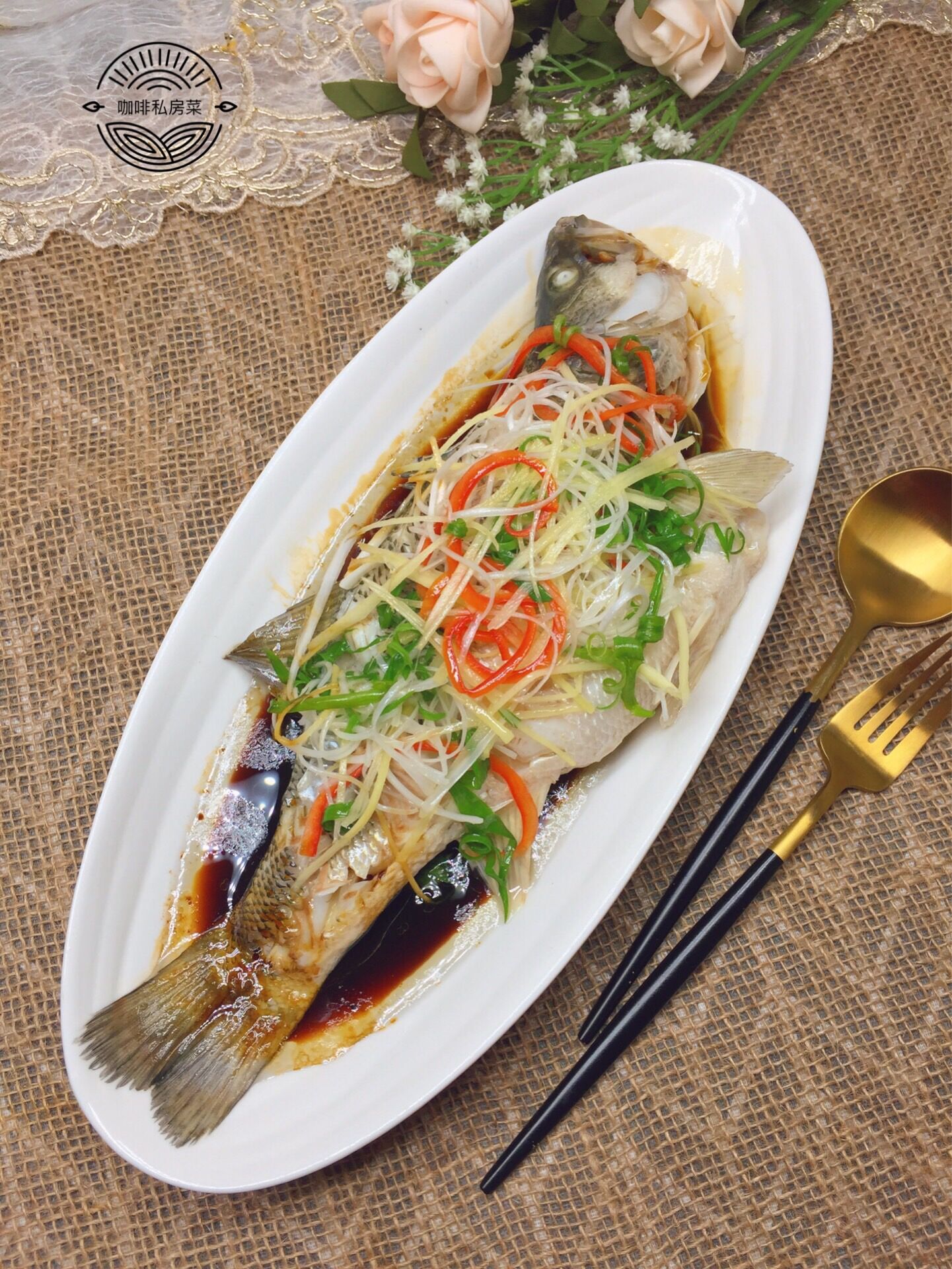 清蒸鱼是先浇热油还是先倒鱼豉油,清蒸鱼先放蒸鱼豉油还是先浇热油