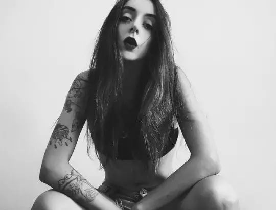 用纹身掩盖自己的伤疤,纹身是为了掩盖伤疤