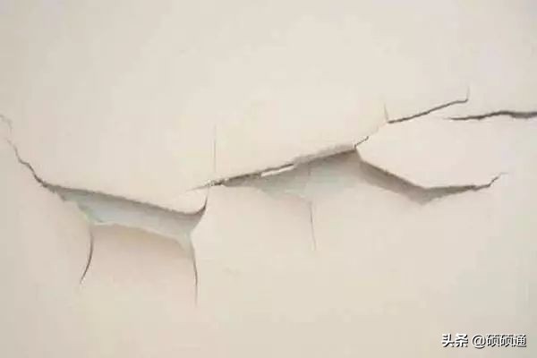 墙面开裂的最佳修补办法,墙面开裂掉皮如何修补视频