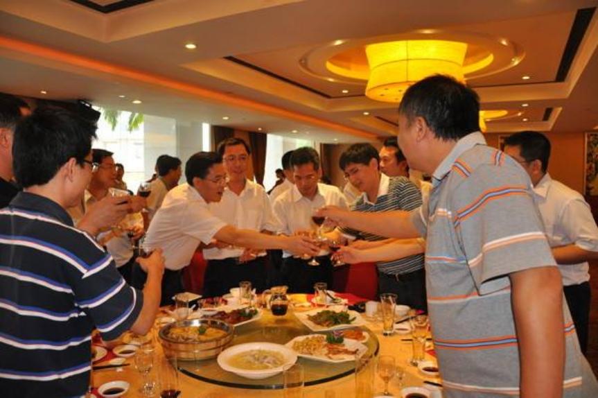 宴请贵客500元价位用什么白酒好呢,招待朋友一般买什么白酒