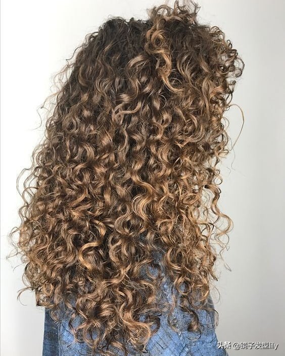 全头烫小卷好看吗40岁,今年流行的发尾烫小卷