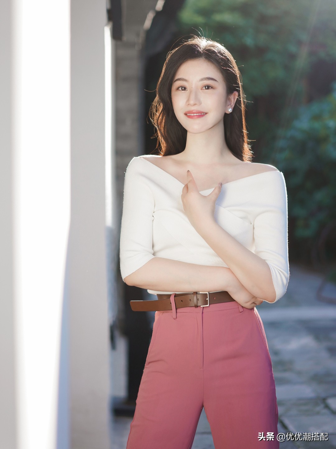 上班族怎么穿出甜美感?白色上衣搭配粉色裤子,让干练与柔美并存