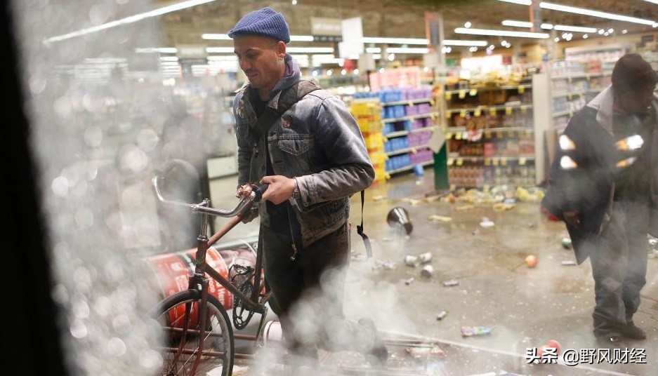 美国为什么发生骚乱会抢劫,为什么美国会骚乱原视频