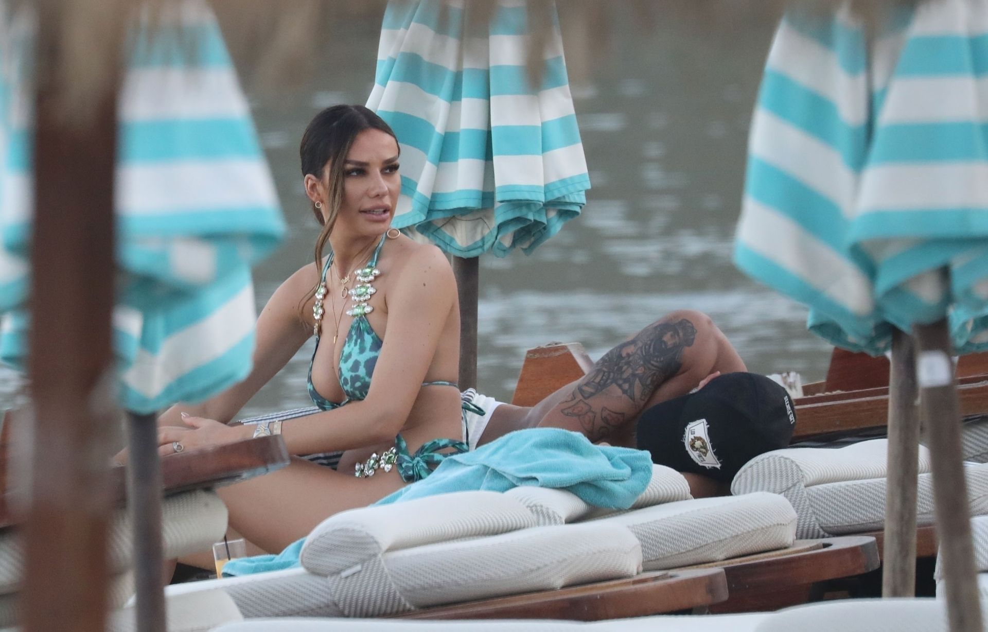 英国足球运动员DeleAlli和女友RubyMae在Psarou海滩度过了一天