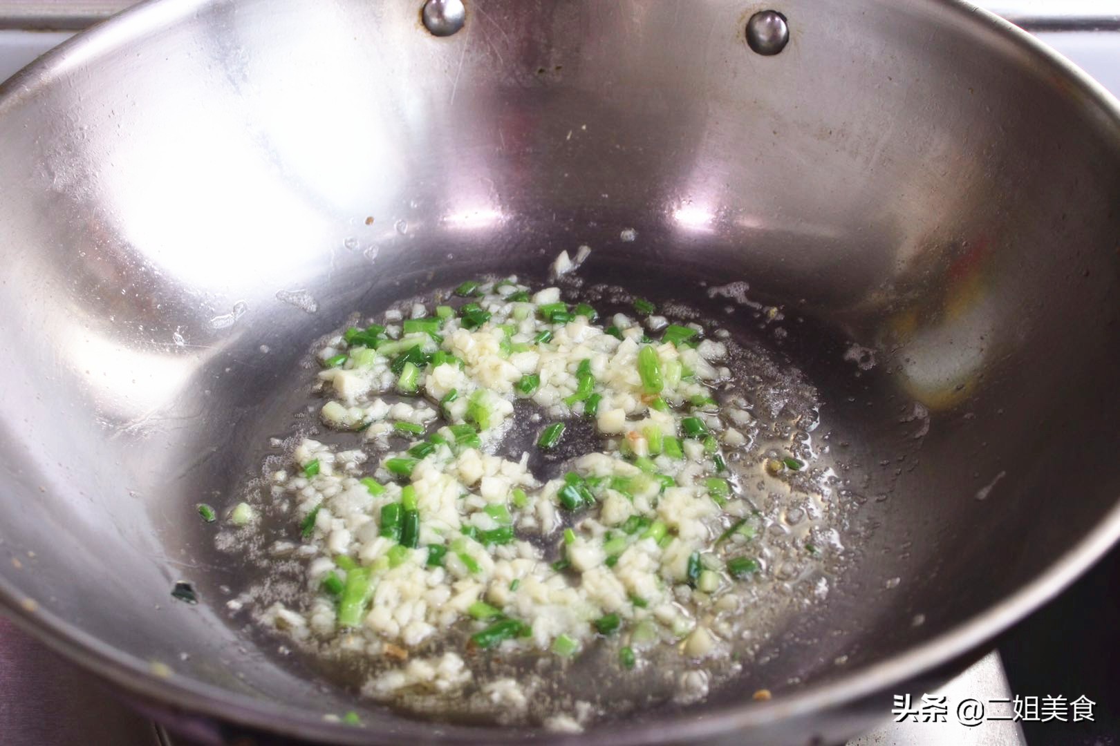 炒菜油到处飞溅怎么挡,炒菜油总是溅地上怎么办