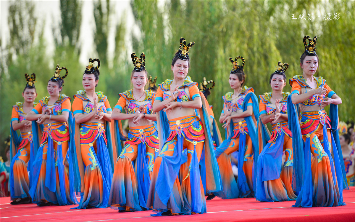 适合穿敦煌服跳的舞,跳敦煌舞服装