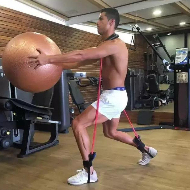 c罗海边肌肉照片,高度自律c罗健身大秀魔鬼肌肉