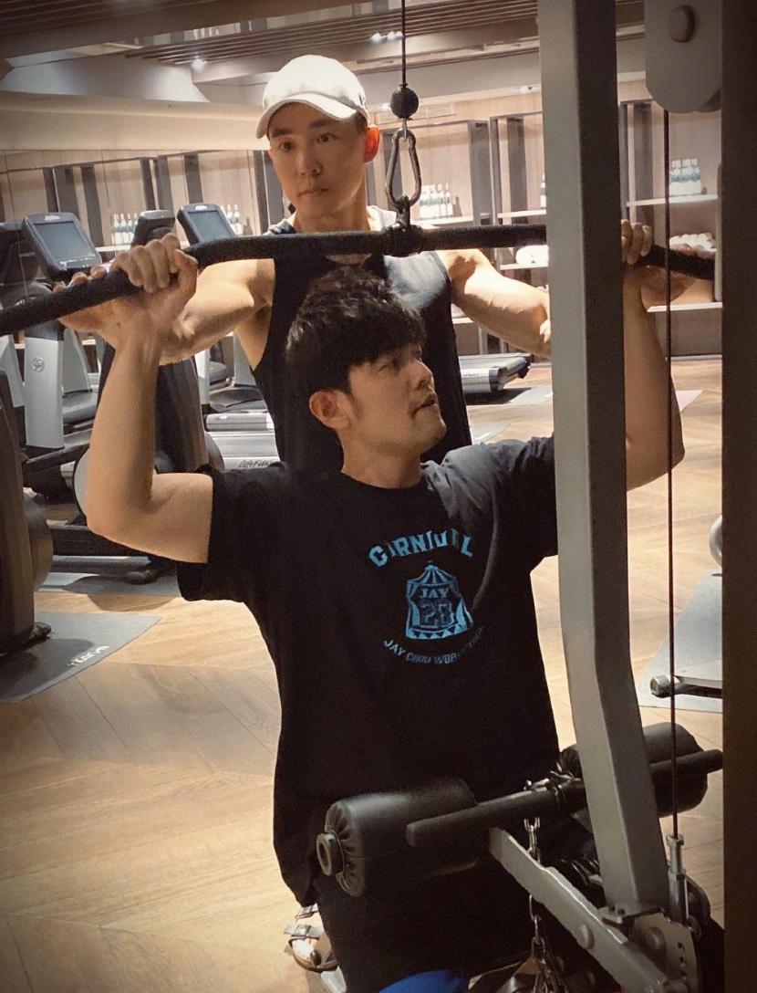 刘畊宏给周杰伦刷奶茶礼物,周杰伦生日照顾刘畊宏