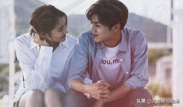 鹿晗偶遇少年踢足球忍不住加入,网友偶遇鹿晗踢球