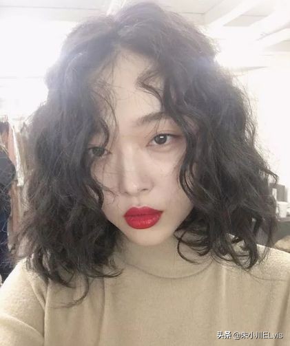 崔雪莉直播头发蓬松貌美依旧,崔雪莉头发浓密