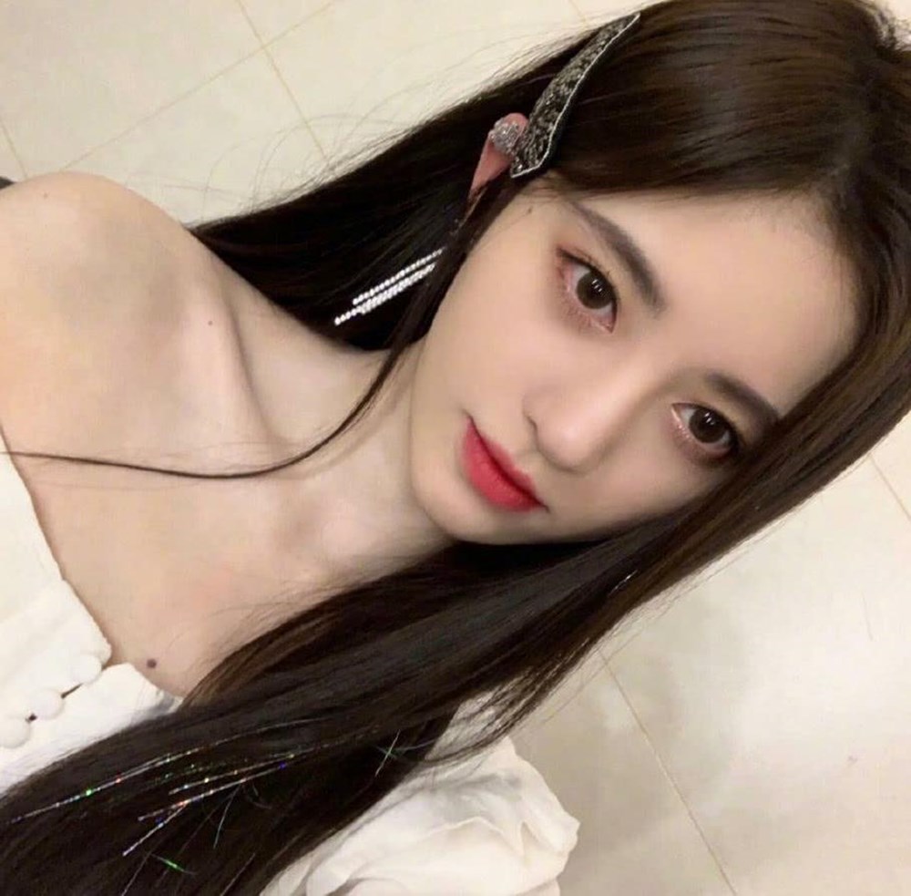 脸上有痣的女孩子长得好不好看,女的脸上长痣面相图解