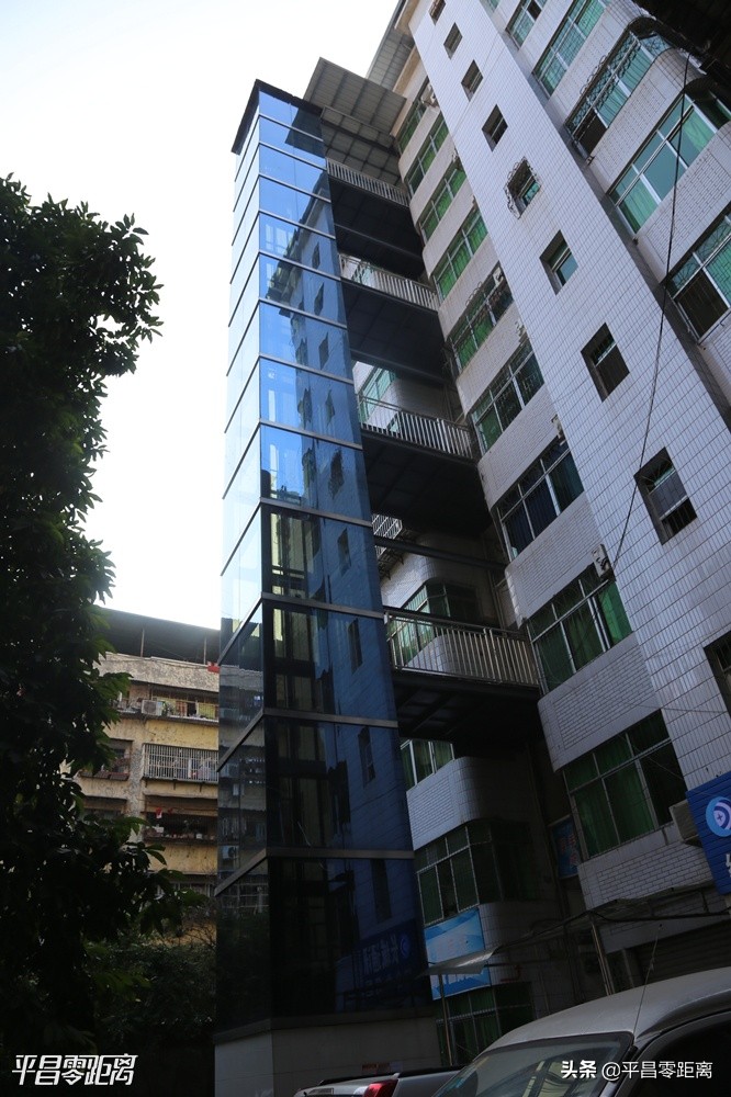 老旧小区加装外挂电梯的弊大于利,带平台的老旧小区怎么加装电梯