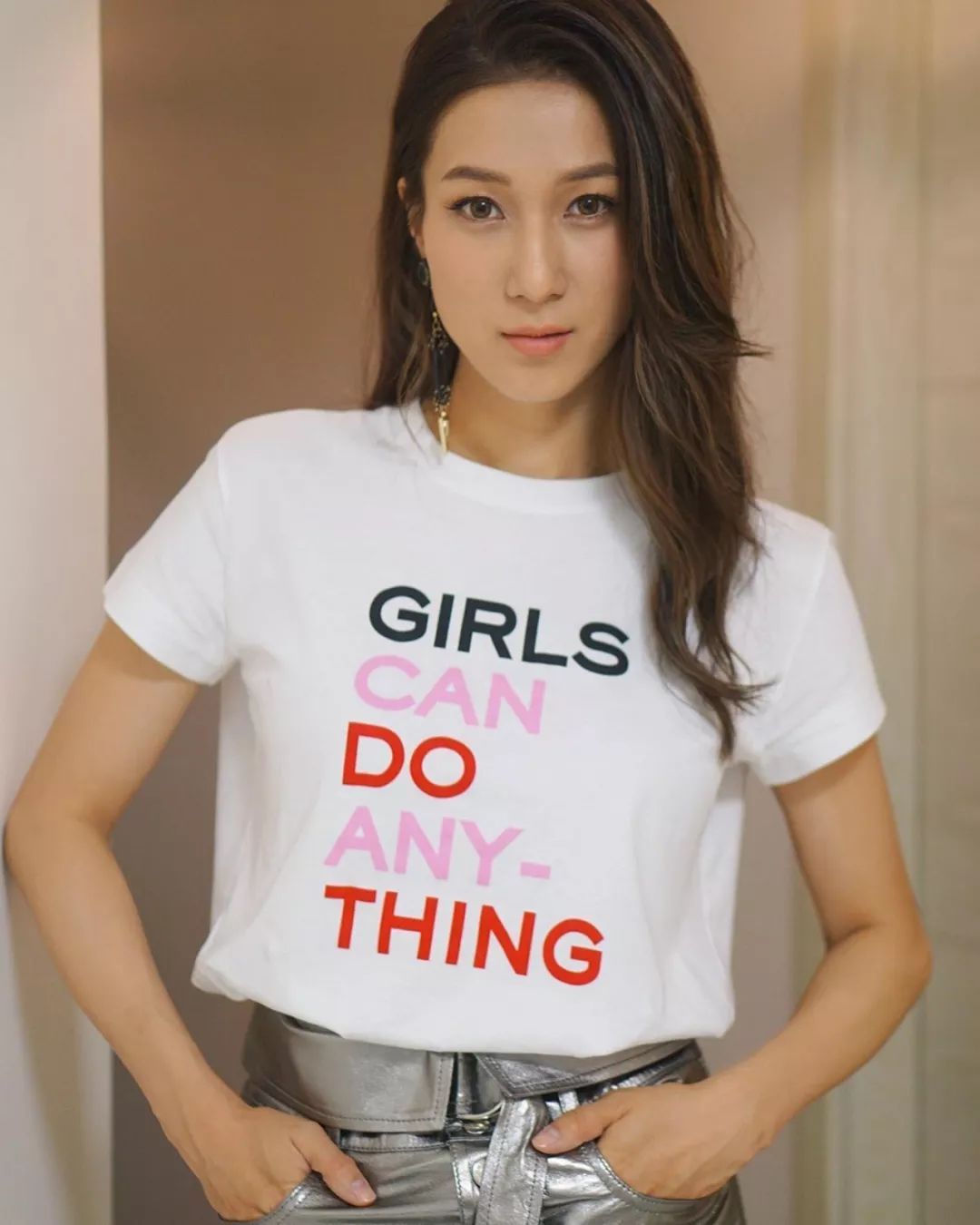 ​暗示生足球队！前TVB人气花旦收粉丝全家福绘画图：太有爱了