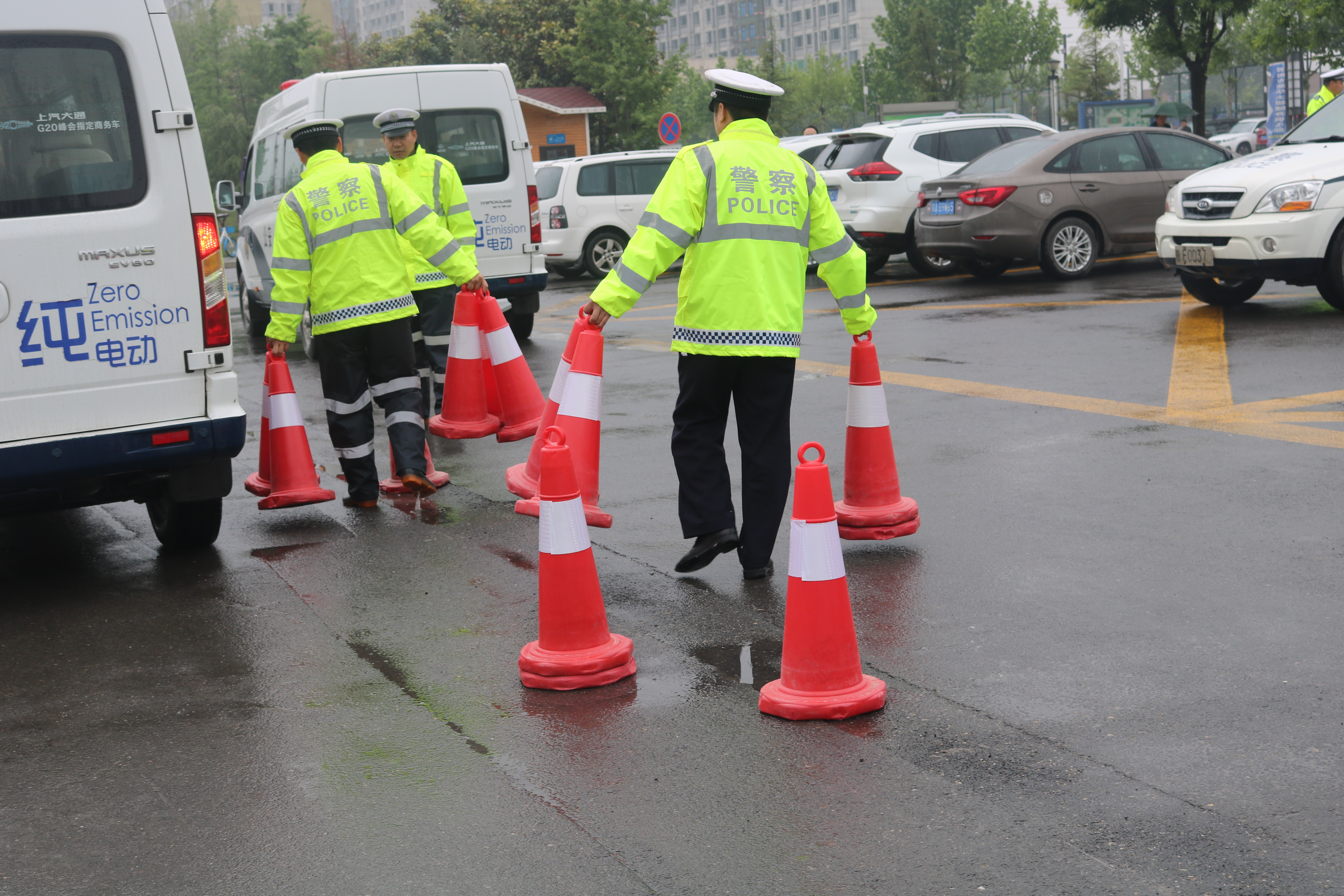 雨中作战，高新交警大队保障足球赛顺利进行