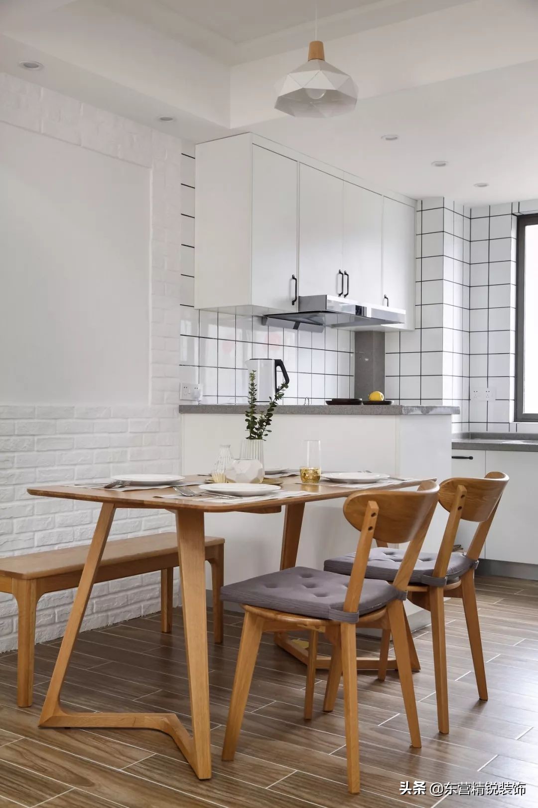 餐厨一体设计让空间显得很宽敞,餐厨客厅一体设计效果图