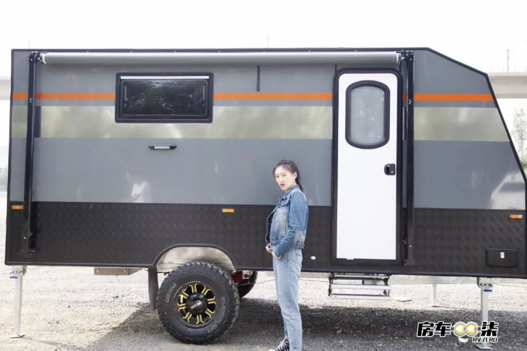 科斯升顶越野拖挂房车,平头轻卡双拓展自行式c型房车