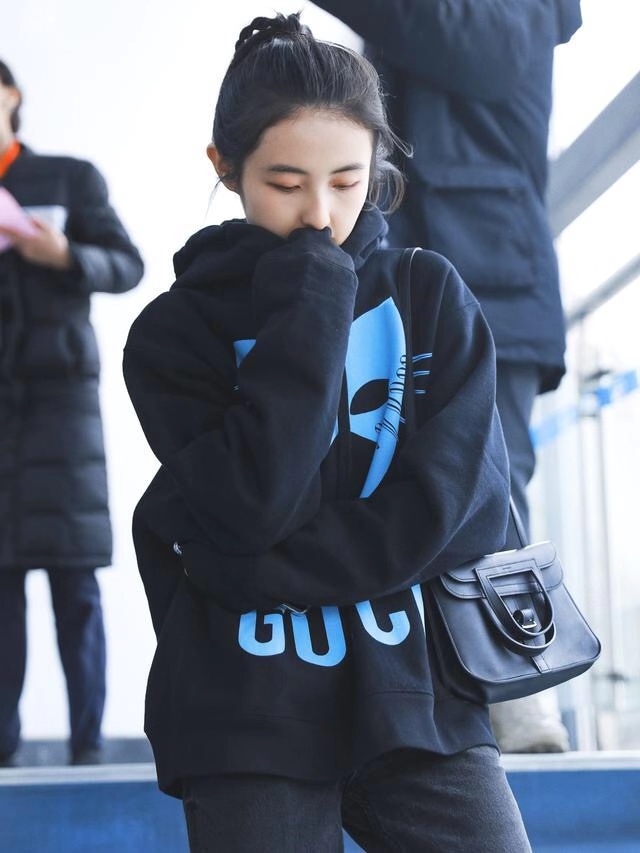 张子枫背大牌包包现身机场,张子枫穿西装现身机场