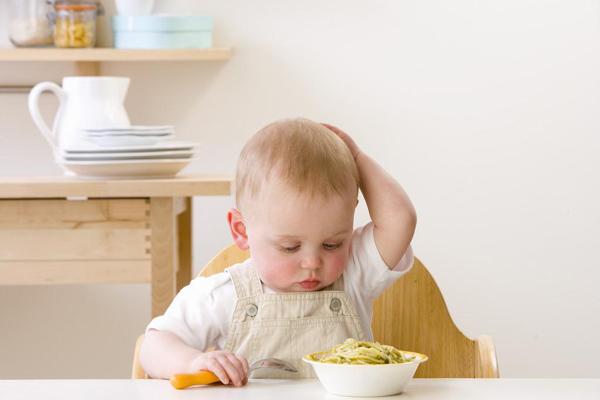 宝宝喂辅食故意到处喷怎么办,宝宝不吃饭妈妈发脾气