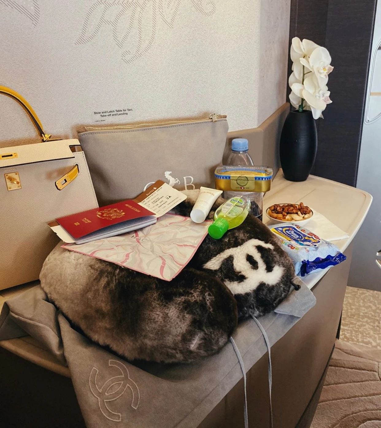 刘德华小姨子炫富上瘾？爱晒家中整墙名牌包，全身名牌堆砌太高调