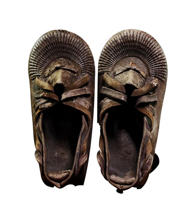 民国刀客们到盘锦割苇子，如果没有备齐“三件套”，基本没法干活