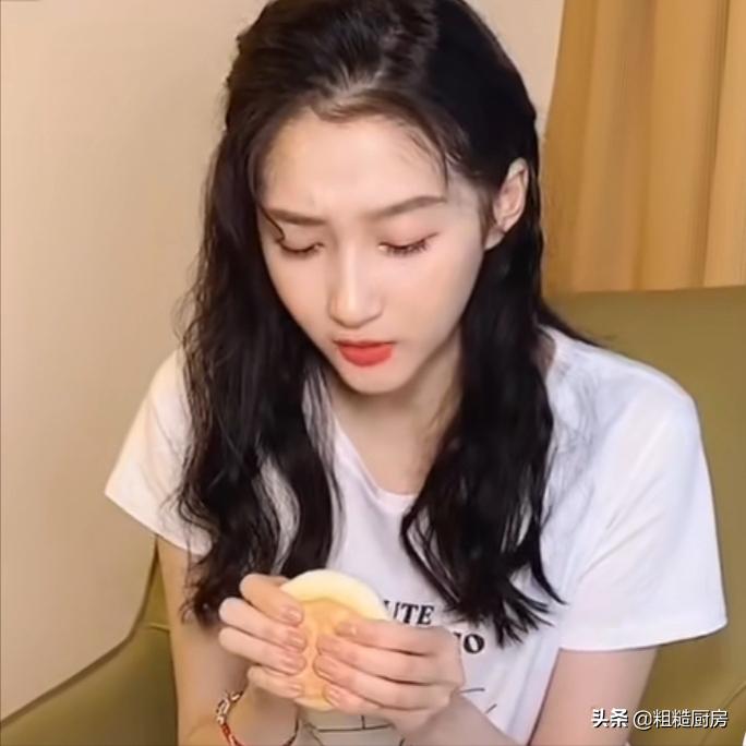 关晓彤分享北京小吃,关晓彤推荐豆汁视频