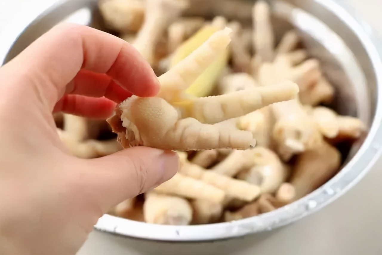 工作难找,摆摊卖柠檬泡椒凤爪能赚钱吗?