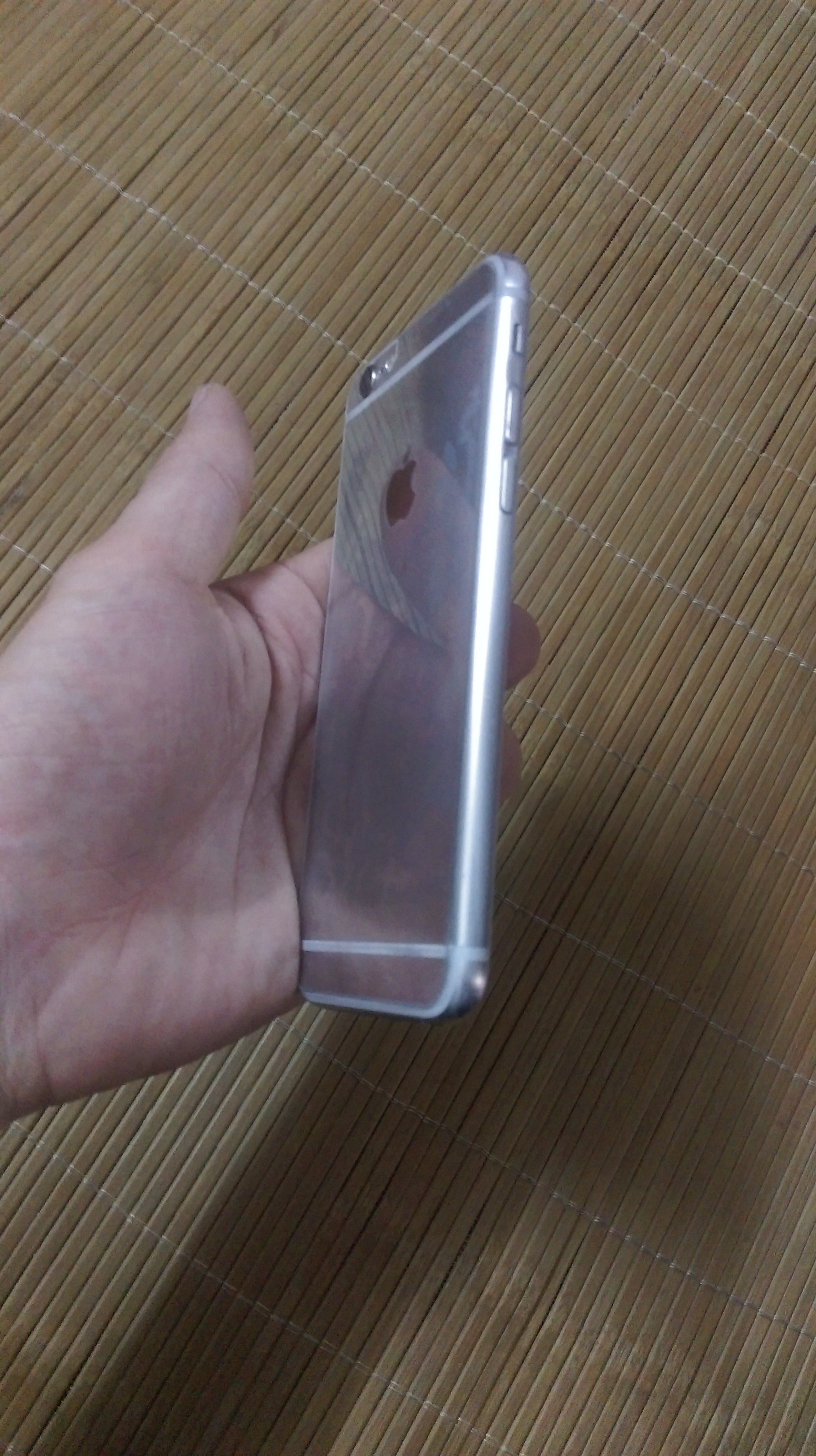 牛人觉得iphone手机颜色不好看于是把后面的漆给磨掉了