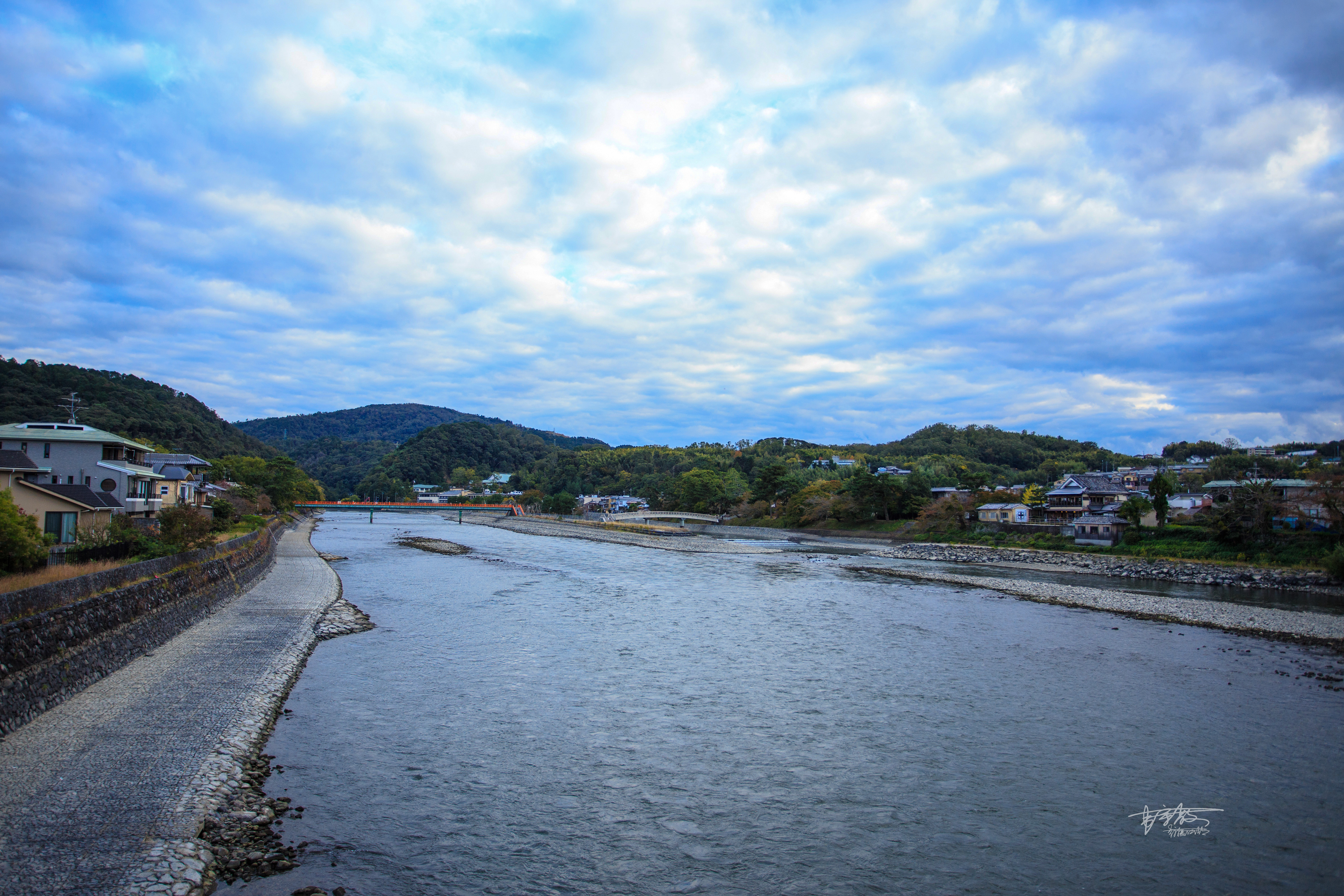 《万叶集》里的荒芜旧宫，千寻与无脸男走过的桥