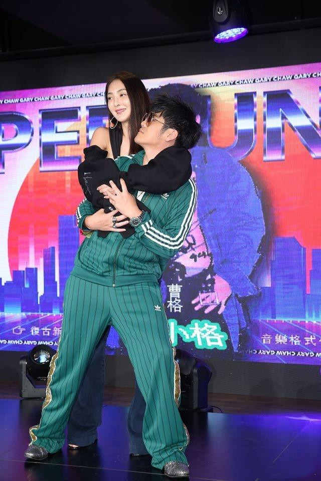 曹格老婆露脐装,曹格歌王