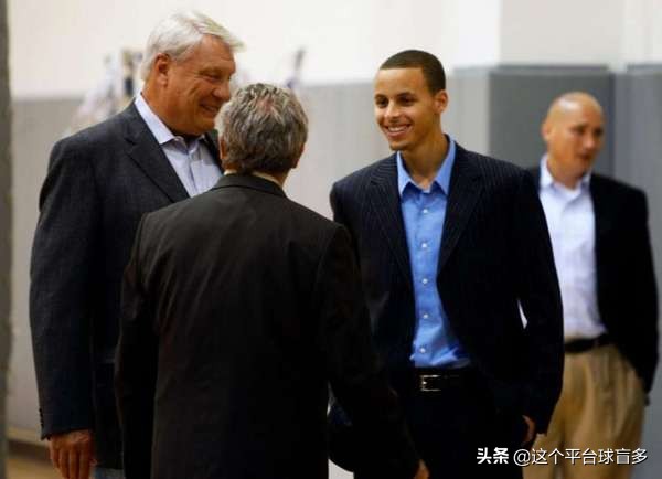 勇士队选择了斯蒂芬库里,勇士库里3年