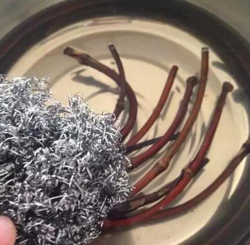 山上砍的木头做架子,山上藤条编织