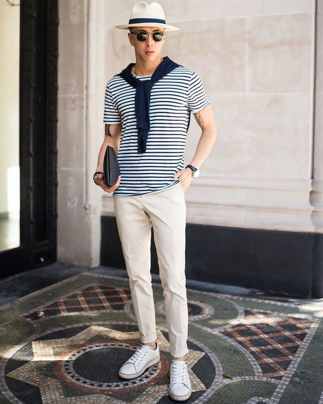 米白色裤子搭配什么颜色上衣,白色裤子怎么穿得干净