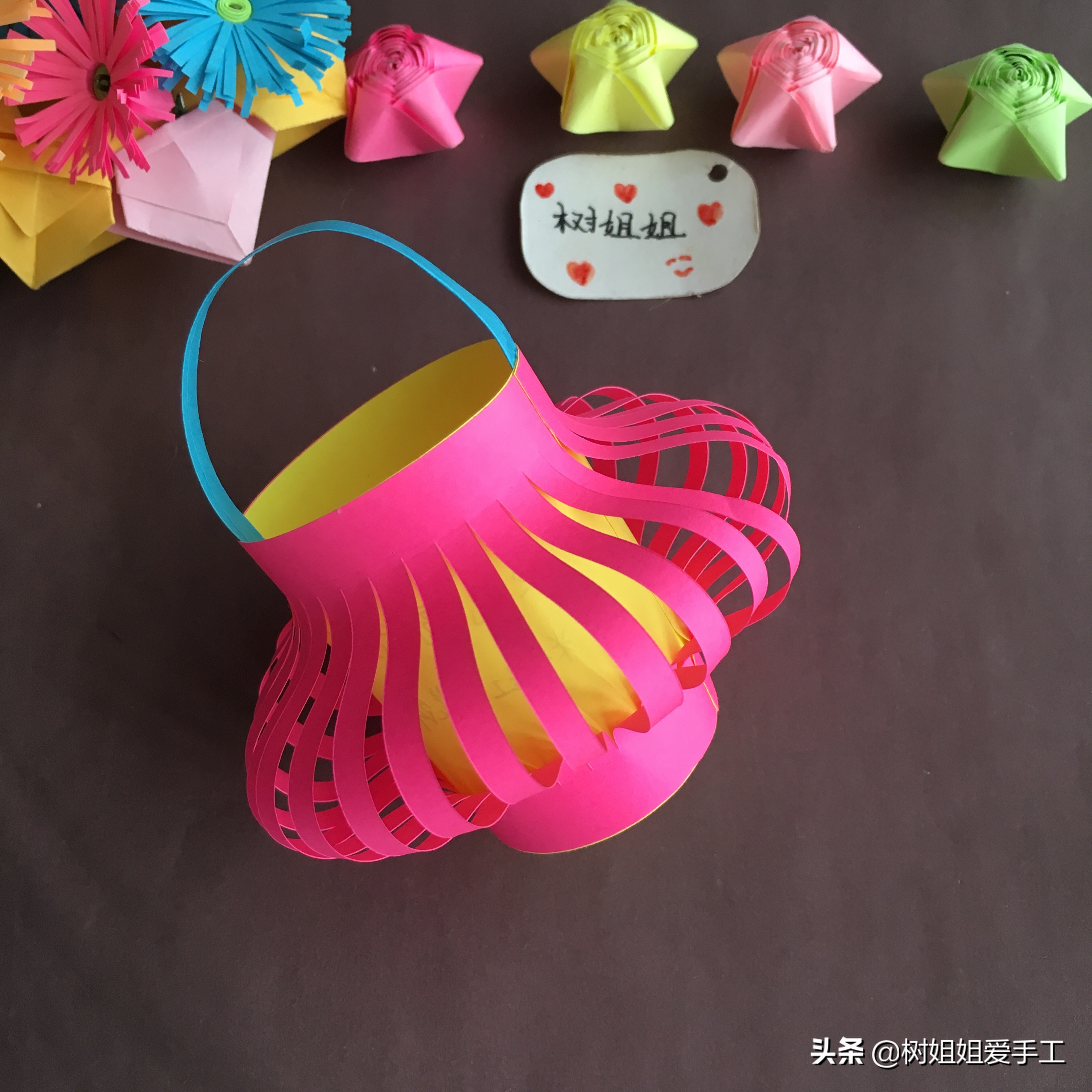 怎么用红色的折纸折出来一个灯笼,兔年折纸灯笼最新款简单又好玩