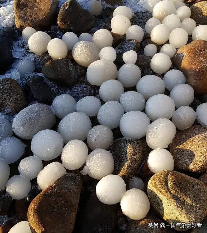 芬兰海岸出现的冰蛋,芬兰某地海滩出现大片冰蛋