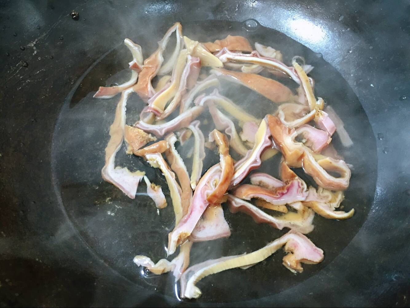 为什么猪肚煮出来很干,为什么猪肚要先炒一下再煮