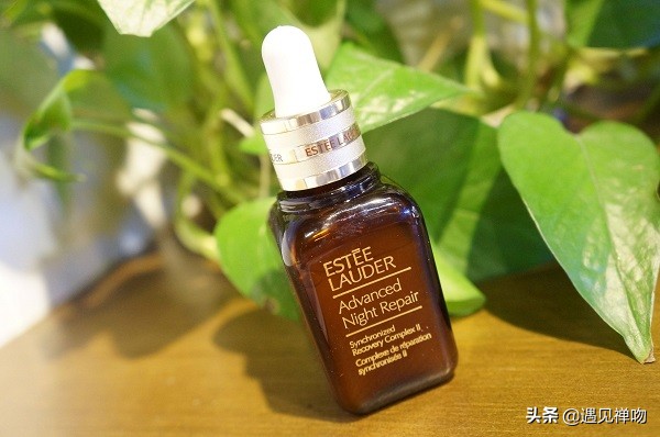 雅诗兰黛小棕瓶护肤品：夜间修复丶日常防护丶高度保湿丶拯救肌肤