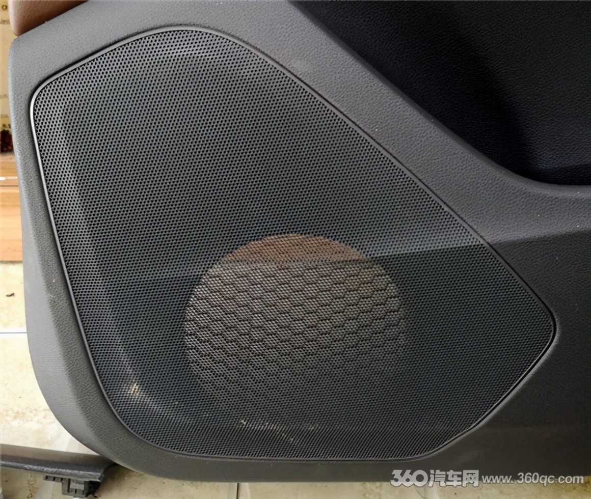 奥迪q7改装案例亮黑套件,新款奥迪q7改装智能大屏