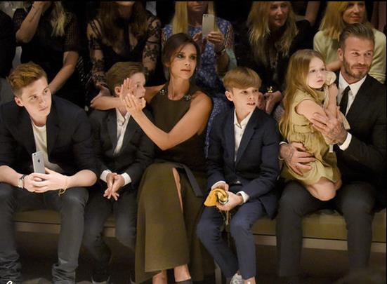 “女儿奴”的首席代言人，穿西装居然配拖鞋？能穿还帅最为致命