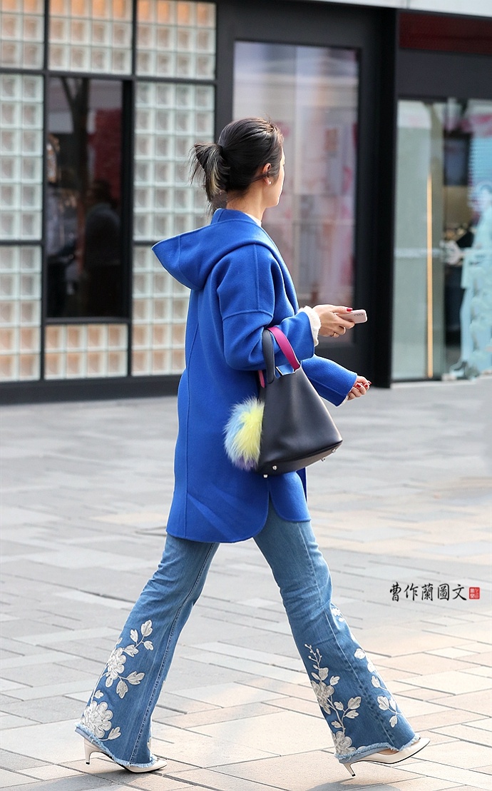 街拍牛仔裤美女走路视频大全,街拍牛仔裤和裙子美女你会选择谁