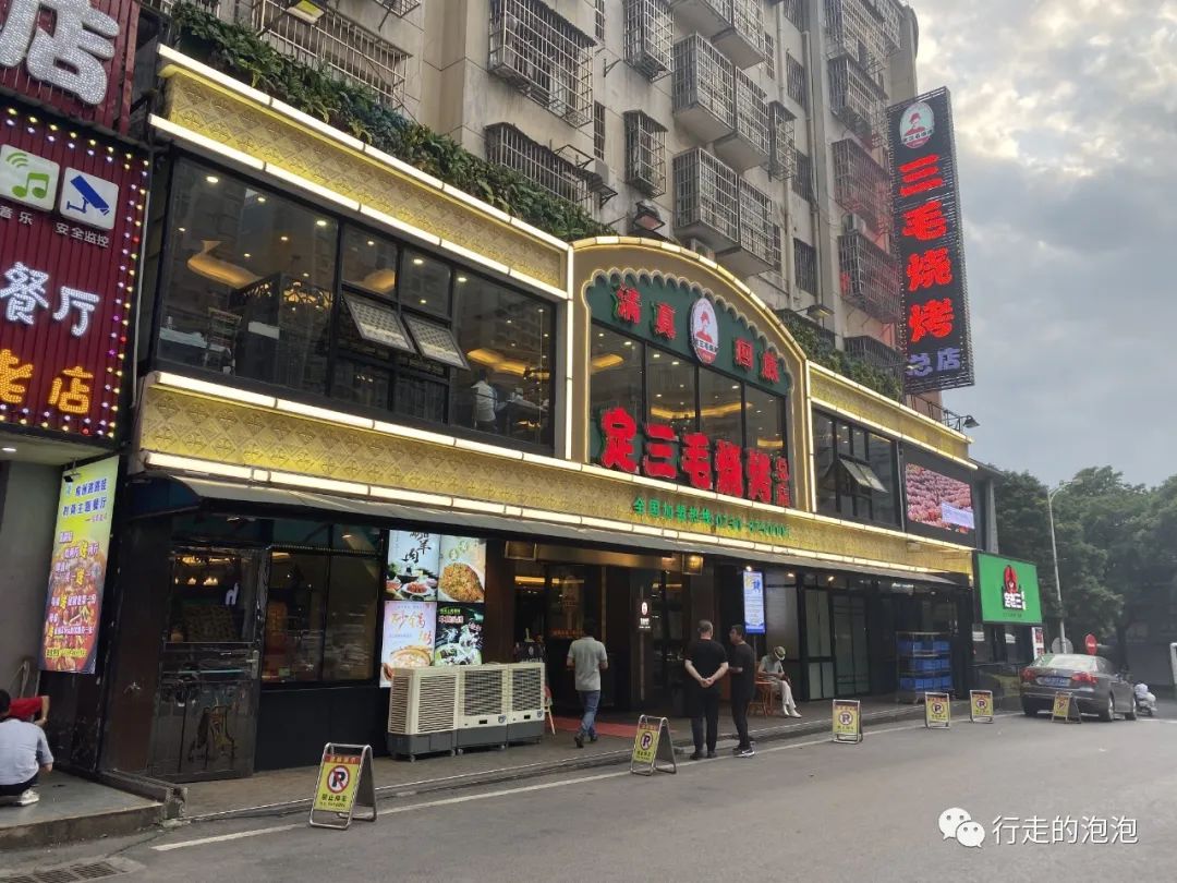 「岳阳攻略」被誉为“湖南夜宵扛把子”的烧烤城,还是小龙虾基地