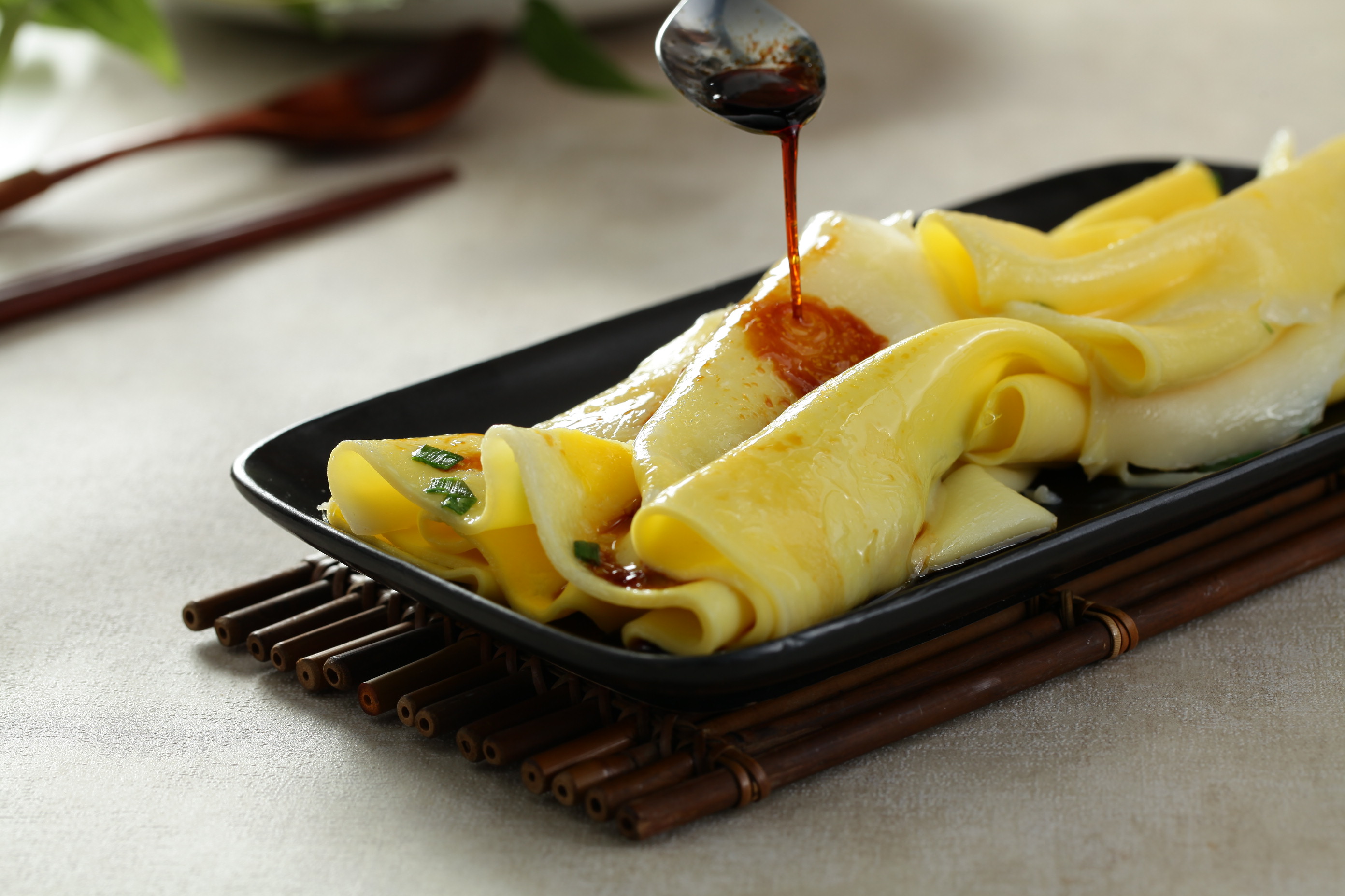 路边卖的肠粉是怎么做的,路边买的肠粉怎么制作