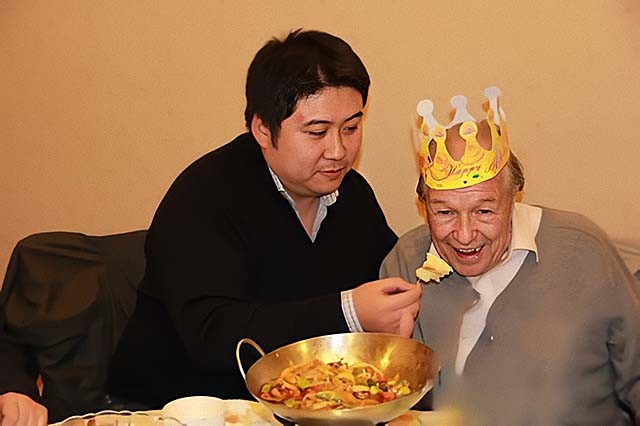 中国小伙报答瑞士房东，接他到中国赡养，老人去世：想长眠在中国