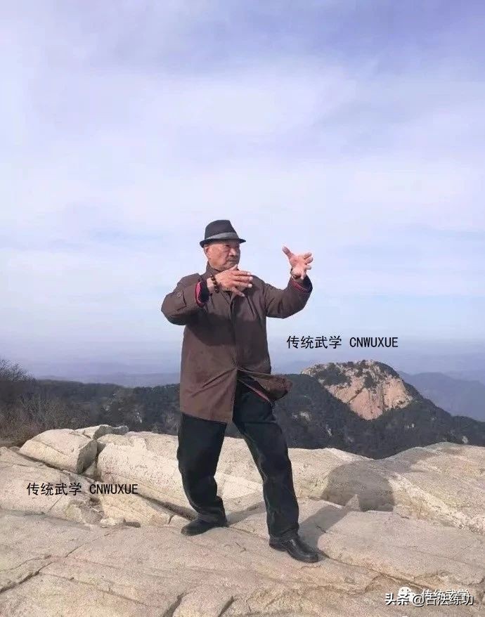 站桩时手可以上下活动吗,站桩时身体会随着呼吸上下起伏