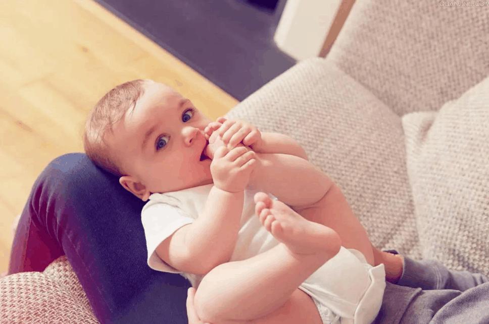 宝宝穿尿不湿屁股上有红疹子,宝宝穿尿不湿屁股起红痘痘