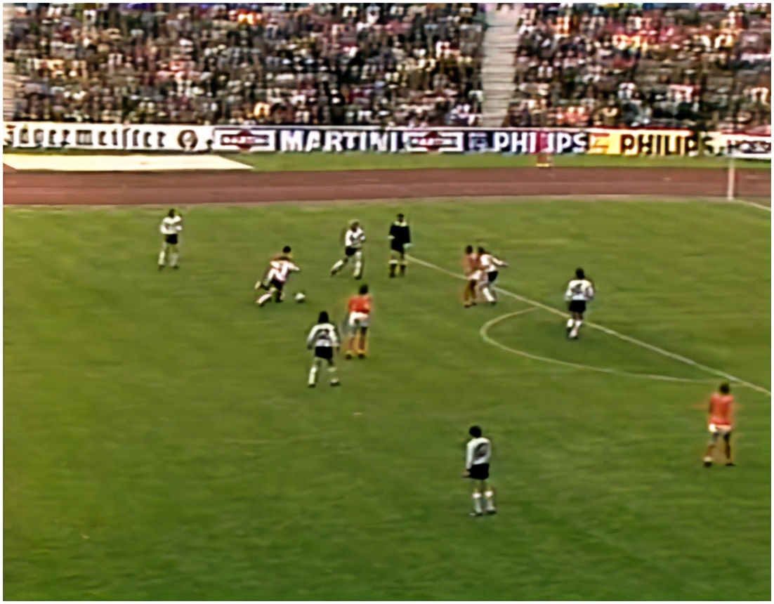 荷兰全攻全守打法是什么阵型,意大利的防守反击荷兰的全攻全守