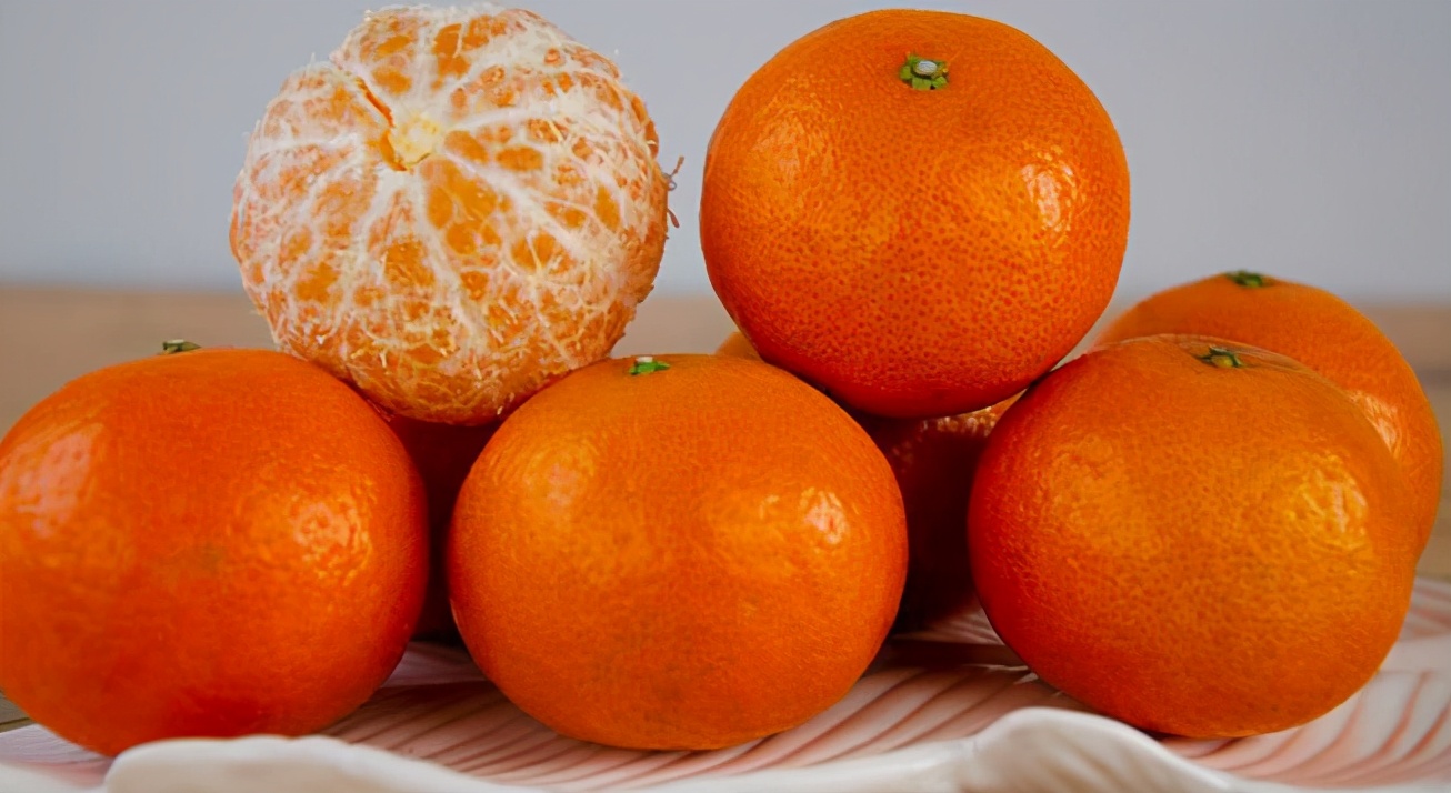 橘子树处于挂果期,这几个基础操作要知道,能让果实变得又大又甜