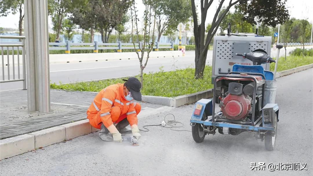 助力创城集中清理小区卫生死角,创城创卫需要的工具